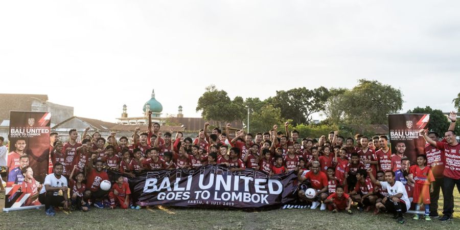 Bali United Bagikan 1000 Bola Gratis dan Resmikan SSB di Lombok