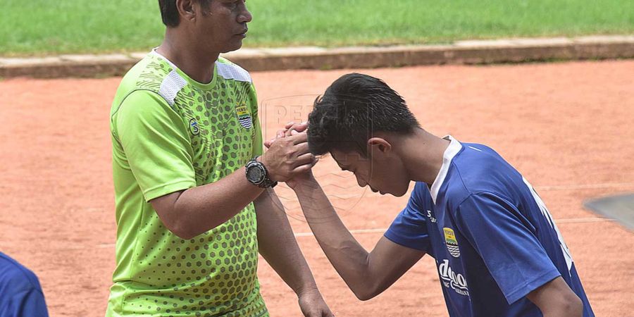 Jajal Kekuatan, Pemain Persib U-20 Ini Lakukan Latihan di Tengah Persawahan