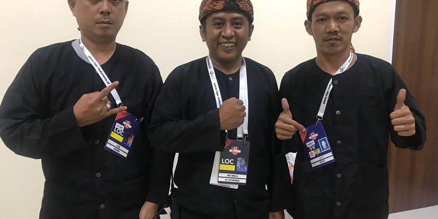 Panpel Persib Kenakan Pakaian Tradisional Pada Laga Kontra Bali United