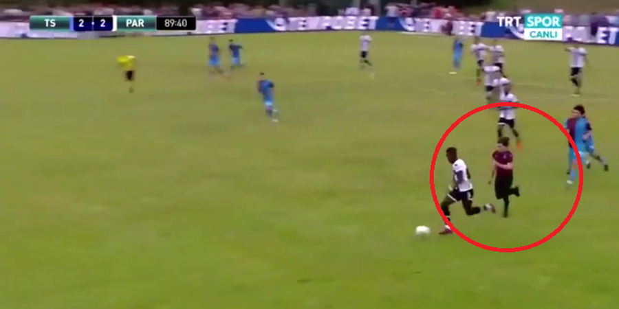 VIDEO - 'Pemain Bertahan Dadakan' Muncul di Laga Trabzonspor Vs Parma
