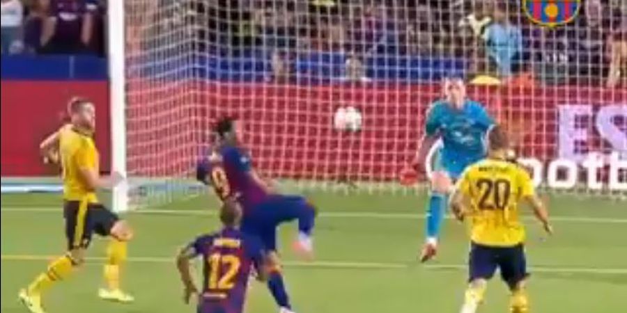 VIDEO - Cetak Gol Tak Lihat Gawang, Luis Suarez Pastikan Barcelona Tekuk Arsenal
