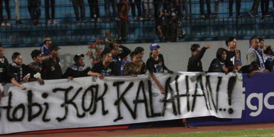 Suporter PSIS Masuk Lapangan dan Tak Mau Nyanyikan Anthem Usai Dikalahkan Persipura