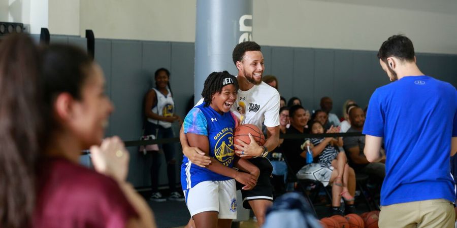 VIDEO - Reaksi Kocak Stephen Curry Setelah Aksi Ajaib Peserta Warriors Summer Camp