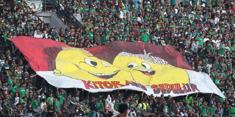 Persebaya Vs Persija - Bonek Bentangkan Spanduk Persaudaraan untuk Papua