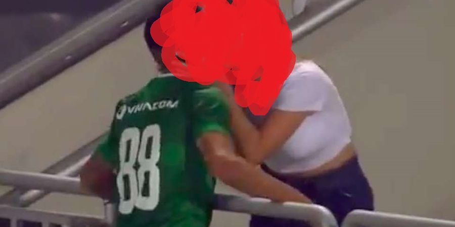 Lakukan Selebrasi Romantis, Pesepak Bola ini Berakhir Memalukan