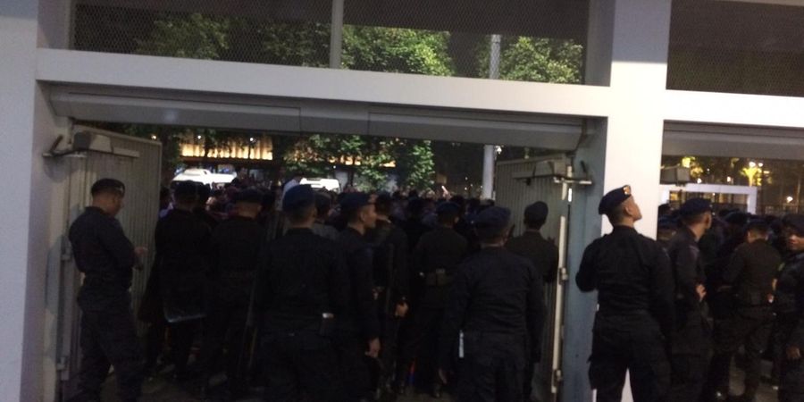 Indonesia Vs Malaysia Selesai, Penonton Rusuh di Depan Pintu Masuk Tribune VIP