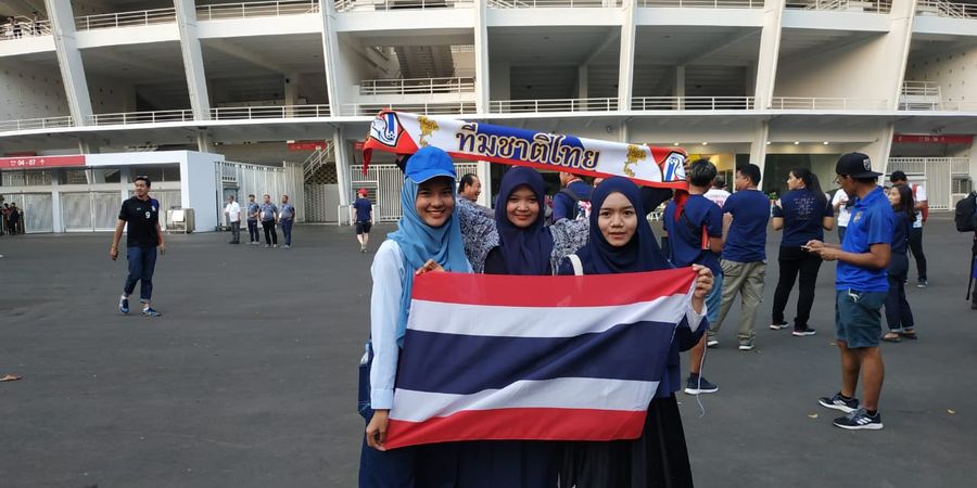 Tiga Suporter Berhijab Asli dari Thailand Ikut Ramaikan SUGBK