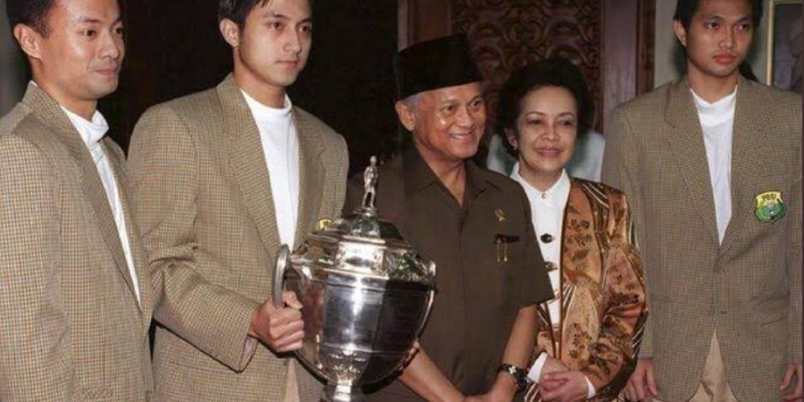 Momen BJ Habibie dan Piala Thomas 1998 Sebagai Pengobat Luka Indonesia