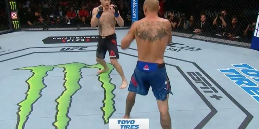 VIDEO - Dipukul Secara Sadis, Petarung UFC ini Roboh Tak Berdaya