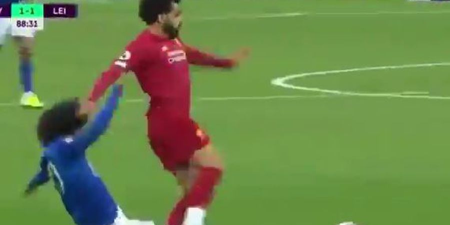 VIDEO - Dorong Bek Leicester Sampai Jatuh, Mohamed Salah Ditekel hingga Cedera