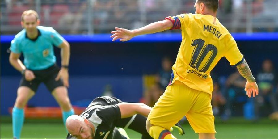 VIDEO  - Kiper Eibar Patahkan Gocekan Messi dengan Satu Tangan