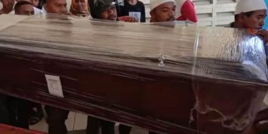 Cerita Haru Keluarga dan Kerabat Saat Iringi Pemakaman Alfin Lestaluhu
