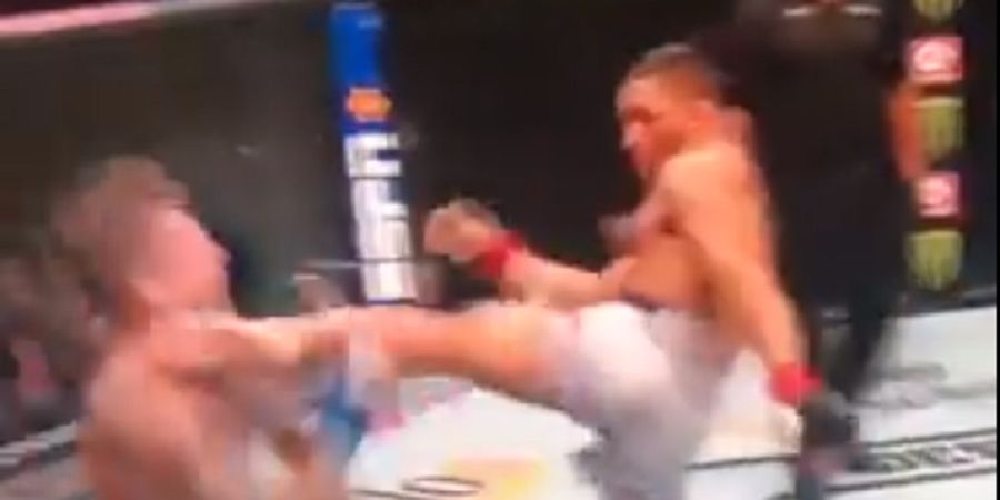 VIDEO - Tendangan Super Brutal Petarung UFC ini Bikin Lawan Membatu