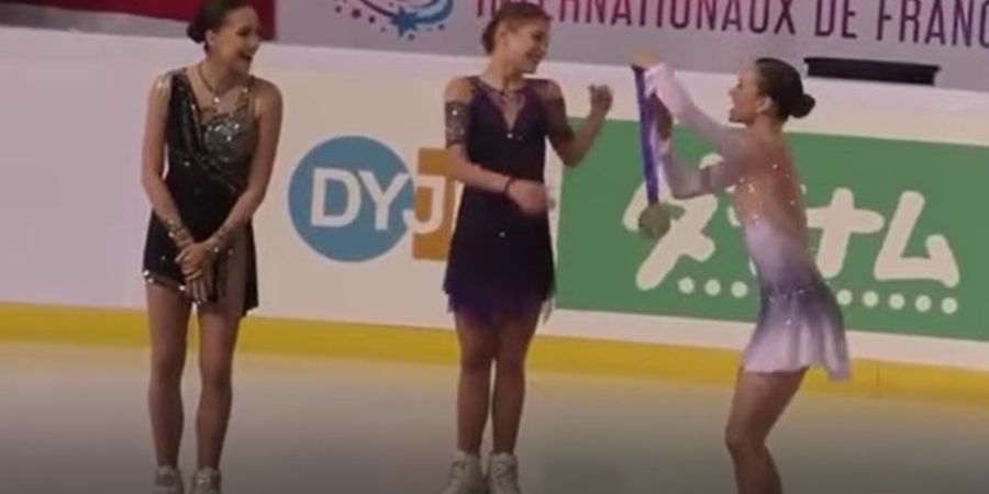 VIDEO - Ketika Panitia Ice Skating Internationaux De France Salah Berikan Medali Pemenang