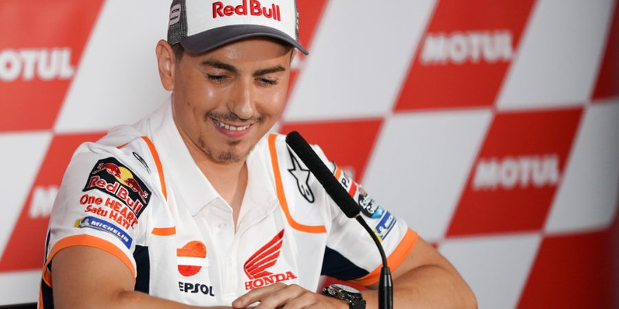 Nikmati Masa Pensiun, Jorge Lorenzo Tunjukkan Pose Mesra dengan Artis Indonesia