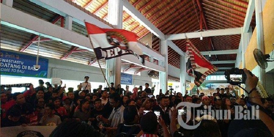 Ratusan Suporter Bali United Serbu Bandara I Gusti Ngurah Rai