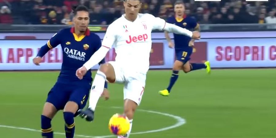 VIDEO - Dihadang Smalling, Cristiano Ronaldo Keluarkan Gocekan Memutar