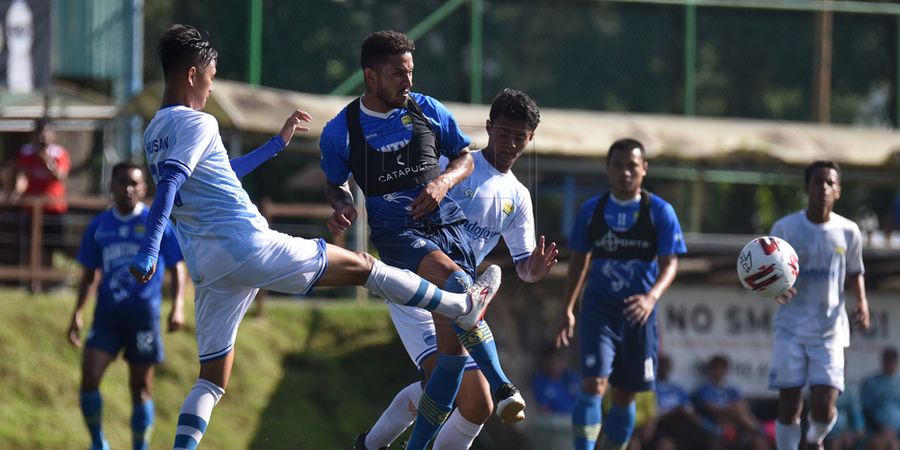 Ada Virus Corona, Pemain Muda Persib Berlatih di Sawah