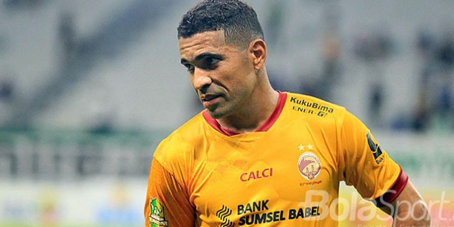 Striker Naturalisasi Beto Goncalves Habiskan Liburan dengan Main Voli Pantai di Bali