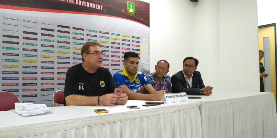 Pertahanan Persib Bandung Masih Lemah, Robert Alberts Punya Alasan