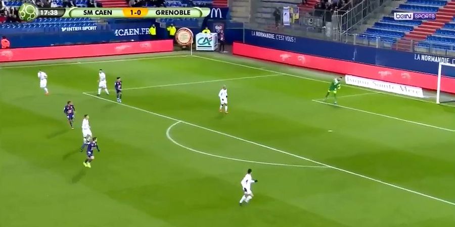 VIDEO - Blunder Kiper Liga Prancis, Lempar Bola ke Gawang Sendiri