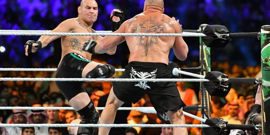 Mantan Juara Dunia Kelas Berat UFC ini Dilepas Kontraknya oleh WWE