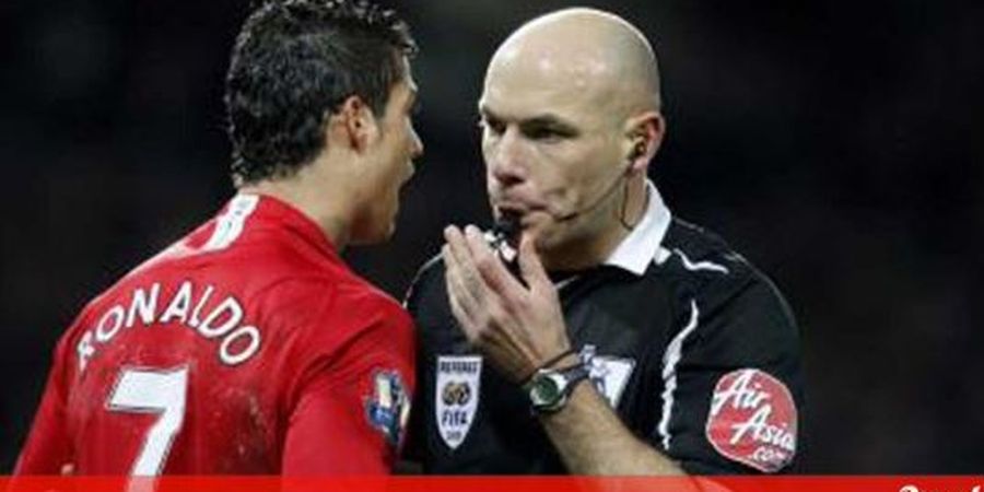 Salah Ambil Keputusan, Wasit Legendaris Liga Inggris Ini Pernah Doakan Cristiano Ronaldo Gagal Penalti