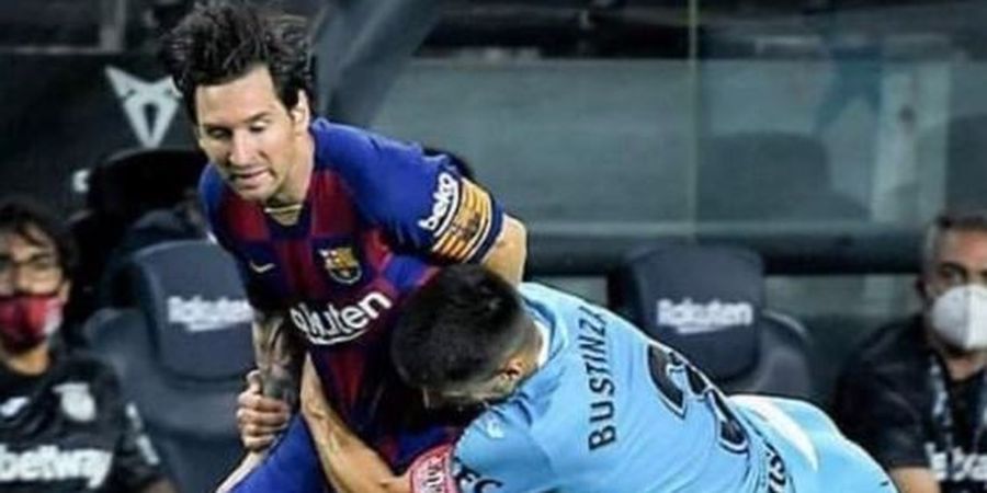 VIDEO - Lionel Messi Jatuh karena Kapten Lawan Terbang Memeluk Sampai Lutut Terseret