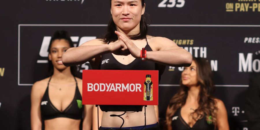 Usai Tersepak di UFC 261, Zhang Weili Tiru Gaya Rambut Rose Namajunas