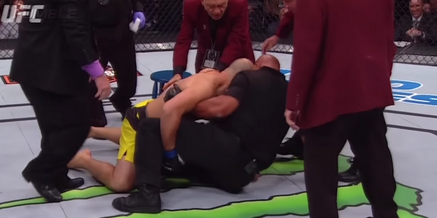 VIDEO - Bogem Mentah Petarung UFC Ini Bikin Lawannya Teler hingga Berduel dengan Wasit