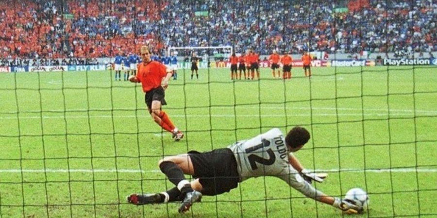 DUEL KLASIK - 29 Juni 2000, 5 Penalti Belanda Gagal, Italia Menang dengan 10 Pemain