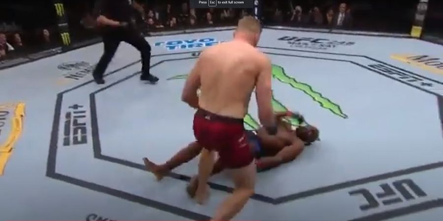 VIDEO - Masih Hidup! Petarung UFC ini Dihajar Sampai Jantungnya Berhenti Berdetak