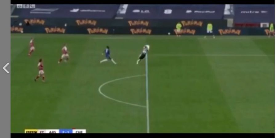 VIDEO - Jadi Heboh, Kiper Arsenal Tangkap Bola di Luar Kotak Penalti ?