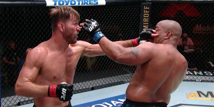 UFC 252 - Terlambat, Wasit Minta Maaf Usai Mata Daniel Cormier Tercolok Stipe Miocic 
