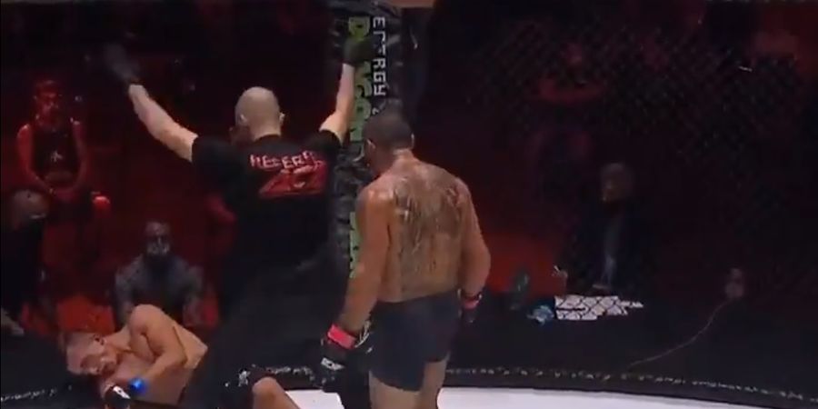 VIDEO - Instan Karma! Petarung UFC ini Pingsan Dihajar Setelah Ejek Lawannya