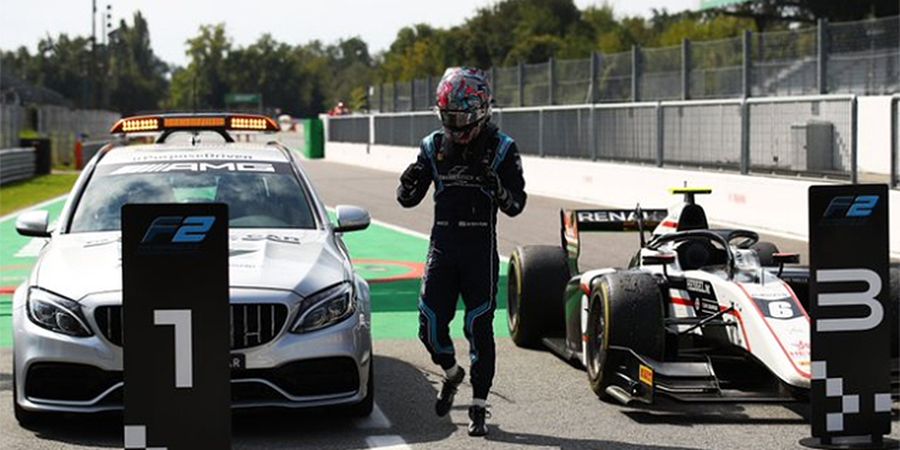 Tak Ikut Balapan, Mobil Medis Parkir di Posisi Pemenang Usai Balapan di F2 Seri Monza