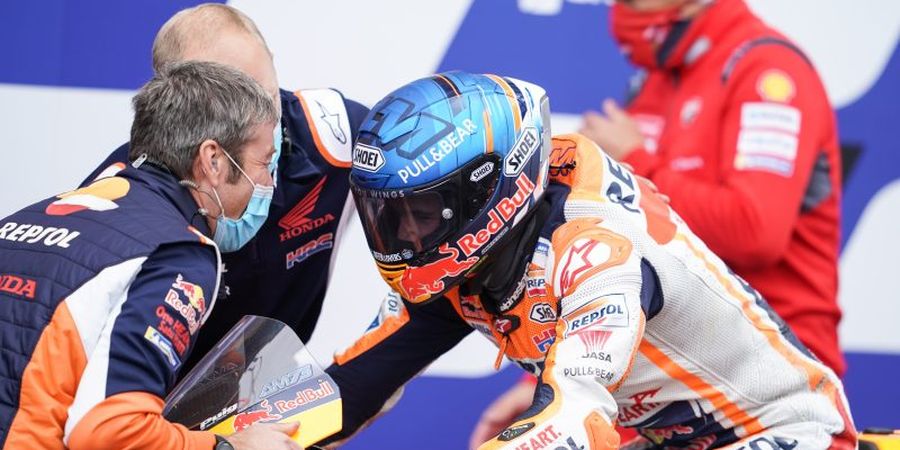 Senyum Lebar Bos Repsol Honda Usai Dapat Hadiah Pertama dari Alex Marquez