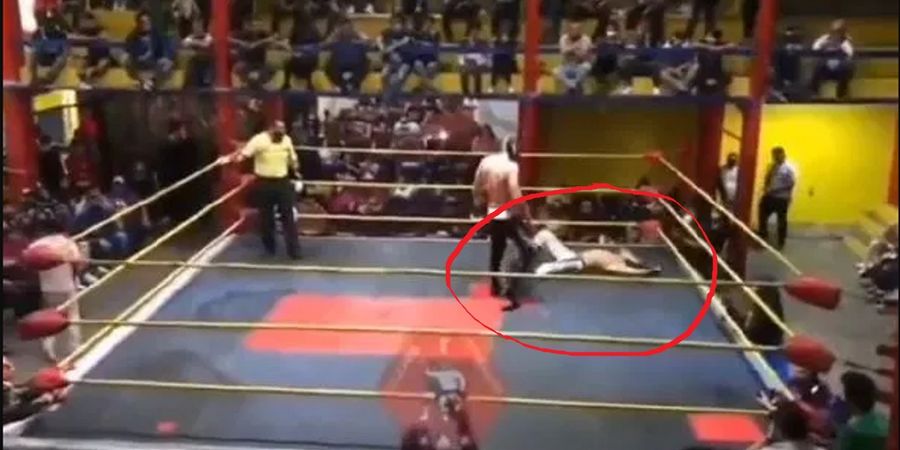 VIDEO - Kejadian Tragis, Pegulat Profesional Tewas Mendadak di Ring