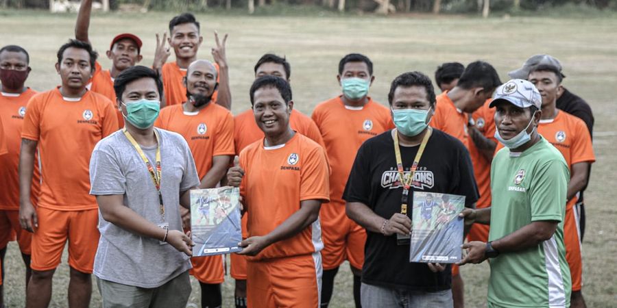 Dukung Pengembangan Sepak Bola Indonesia, Bali United Donasikan Puluhan Buku