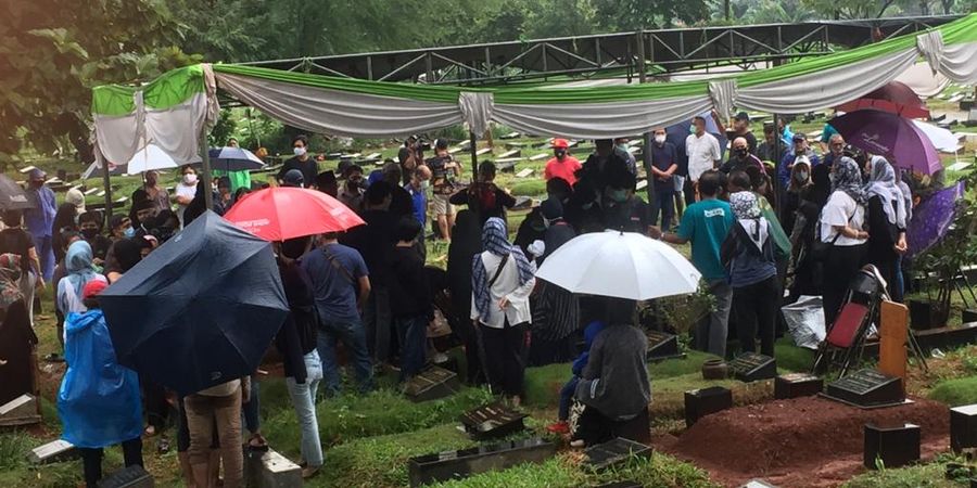 Pemakaman Almarhum Ricky Yacobi Berlangsung dengan Khidmat Serta Diguyur Hujan