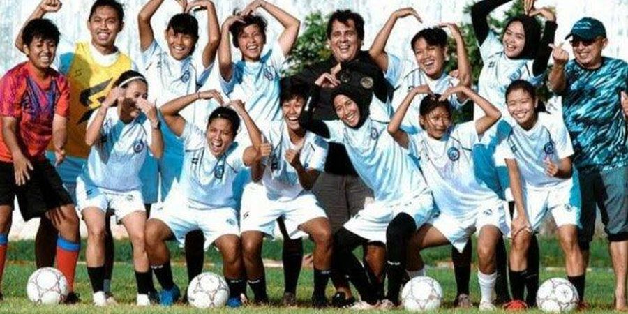 Kunjungi Arema FC Putri, Carlos Oliveira Bagi Pengalaman Latih Tim Sepakbola Putri