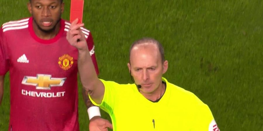 Dekat dengan Kontroversi, Mike Dean Akan Pensiun Jadi Wasit Liga Inggris