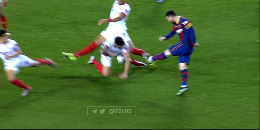 VIDEO - Lionel Messi Gebok Perut Pemain Sevilla, Tak Dapat Penalti