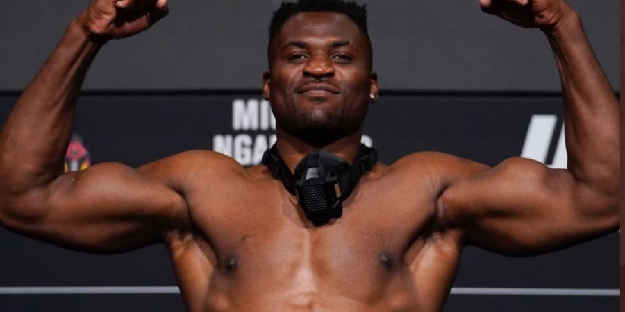 Jadi Samsak Hidup Sambil Minum Teh, Francis Ngannou Bikin YouTuber Heran