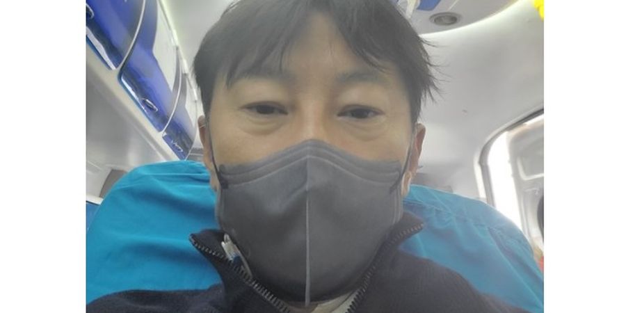 Setelah 'Hilang' Dua Pekan, Shin Tae-yong Muncul Lagi Sambil Kenakan Seragam Rumah Sakit