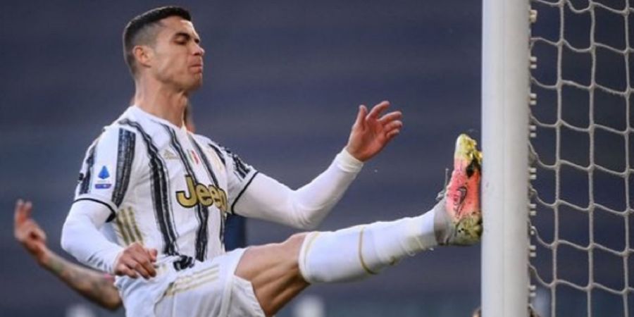 Usai Ngamuk dengan Sepak Tiang Gawang, Ronaldo Bawa Juventus Ungguli Napoli di Paruh Pertama