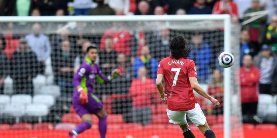 Lob Cantik Jarak Jauh Cavani Bawa Man United Unggul 1-0 atas Fulham