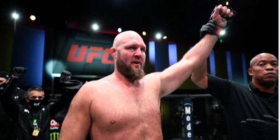 Hasil UFC Vegas 27 - Sudah Gebuk-gebukan 20 Tahun, Raksasa 120 Kg Masih Bisa Cekik Lawan