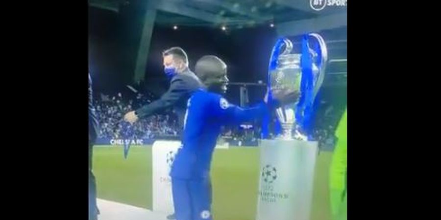 N'Golo Kante  Pilih Tak Cium Trofi Liga Champions dan Hanya Melewatinya, Fans Chelsea Gemas