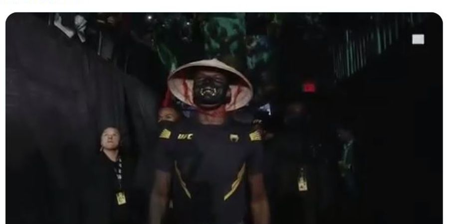 Tampil Sangar di UFC 263, Israel Adesanya Pakai Caping Petani?